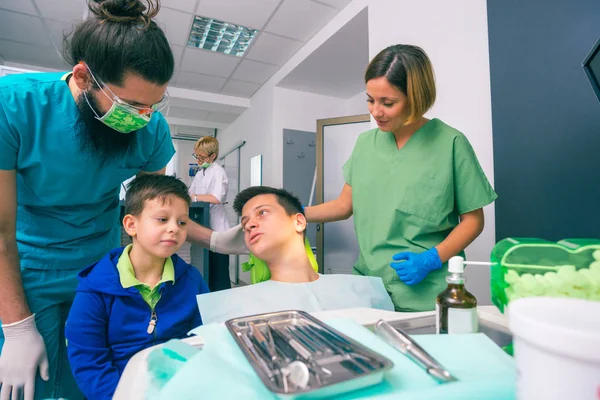 Professional Dentist Team Two Young Boys Patients Dental Office — Stock Photo, Image