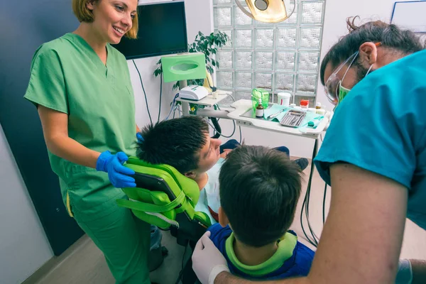 Equipe Dentista Profissional Dois Meninos Como Pacientes Consultório Odontológico — Fotografia de Stock