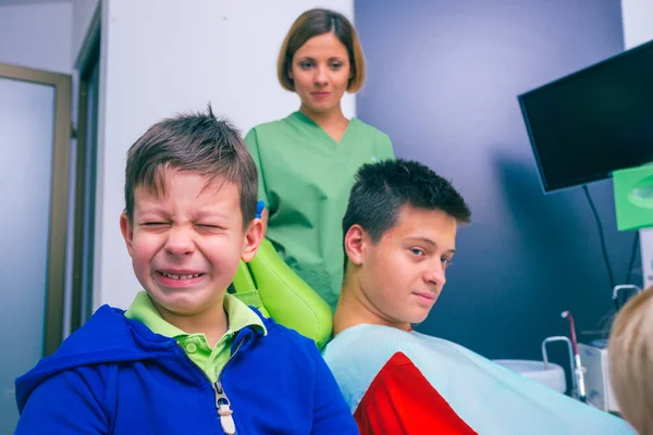 Retrato Dois Meninos Sentados Consultório Odontológico Deles Está Chorando — Fotografia de Stock