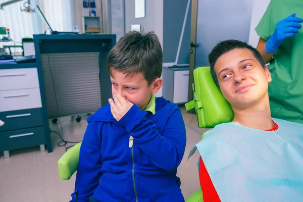 Portrait Two Young Boys Sitting Dental Office One Them Crying — Stock Photo, Image