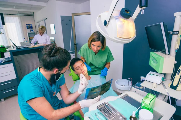 Dentistes Masculins Féminins Montrant Jeune Garçon Patient Ses Dents Image — Photo