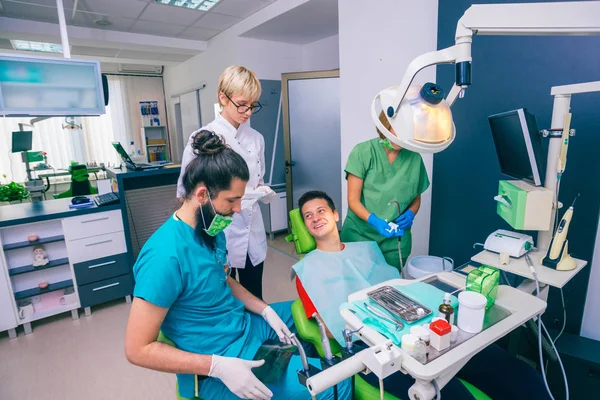 Equipe Dentistas Explicando Imagem Raio Para Jovem Paciente Menino — Fotografia de Stock