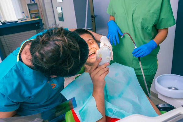 Dentista Masculino Com Ajuda Dentista Feminino Examina Boca Dentes Paciente — Fotografia de Stock