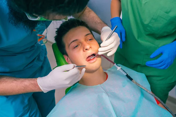 Чоловічий Стоматолог Допомогою Жінки Стоматолога Оглядає Рот Зуби Пацієнта Підлітка — стокове фото