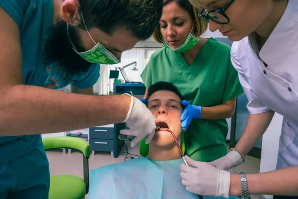 Équipe Dentistes Soignant Les Dents Leur Jeune Garçon Patient Aide — Photo