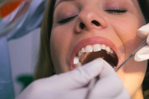 Closeup Exame Dental Limpo Sobre Dentes Uma Mulher Consultório Odontológico — Fotografia de Stock