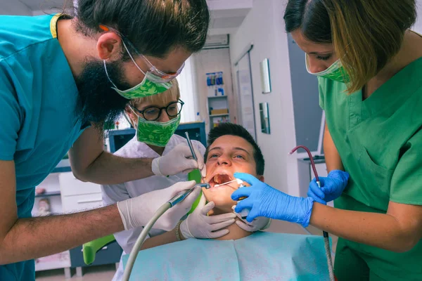 Команда Стоматологів Лікує Зуби Пацієнта Молодого Хлопчика Використовуючи Зубні Інструменти — стокове фото