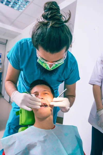 Dentysta Bada Zęby Nastolatka Krześle Dentystycznym Gabinecie Dentystycznym — Zdjęcie stockowe