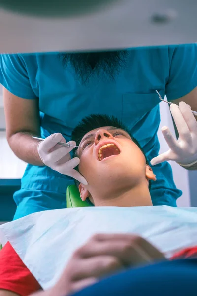 Diş Hekimi Dişçi Koltuğunda Genç Çocuğun Dişlerini Inceliyor — Stok fotoğraf
