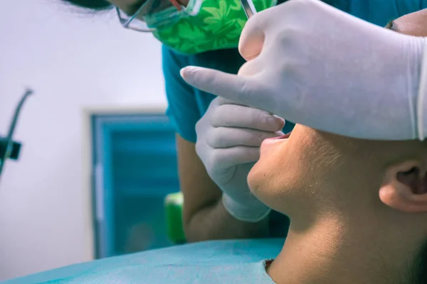 Крупним Планом Образ Бородатого Стоматолога Який Перевіряє Зуби Пацієнта Хлопчика — стокове фото