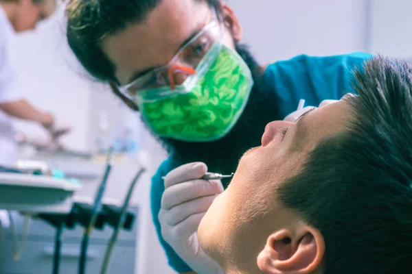 Detailní Záběr Vousatého Zubaře Kontrolujícího Chlapecké Zuby Stomatologické Klinice — Stock fotografie