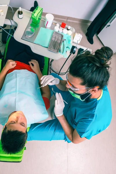 Молодий Пацієнт Сидить Стоматологічному Кріслі Чоловік Стоматолог Оглядає Зуби — стокове фото