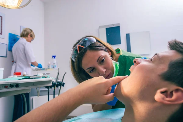 Imagem Perto Adolescente Mostrando Sua Dor Dente Para Sua Dentista — Fotografia de Stock