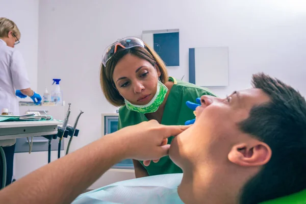 Imagem Perto Adolescente Mostrando Sua Dor Dente Para Sua Dentista — Fotografia de Stock