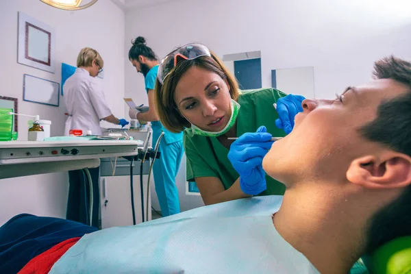 Giovane Paziente Seduto Sulla Sedia Del Dentista Una Dentista Donna — Foto Stock