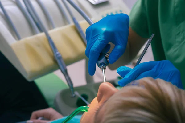 Dentista Feminina Com Luvas Borracha Verificando Dentes Sua Paciente Usando — Fotografia de Stock