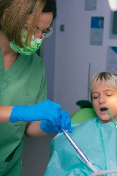 Szczegółowe Badanie Stomatologiczne Pacjentki Gabinecie Dentystycznym — Zdjęcie stockowe