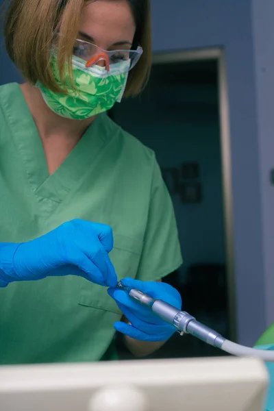 Молода Професійна Жінка Стоматолог Готується Огляду Свого Пацієнта — стокове фото
