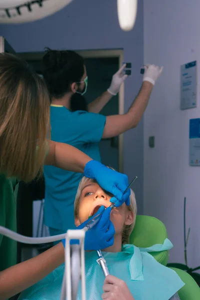Жіночий Стоматолог Лікує Зуби Пацієнта Чоловічий Стоматолог Дивиться Рентгенівські Зображення — стокове фото