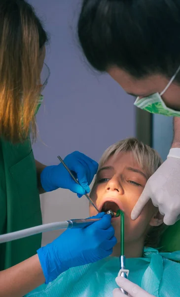 Dentist Green Uniform Examining Teeth Beautiful Female Patient — Stock Photo, Image