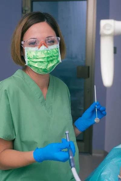 Молода Щаслива Професійна Жінка Стоматолог Готується Огляду Свого Пацієнта — стокове фото