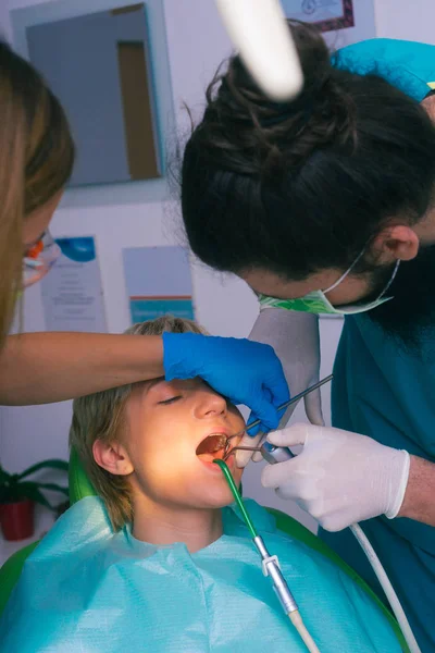 Dentistes Uniforme Examinant Les Dents Une Belle Patiente — Photo