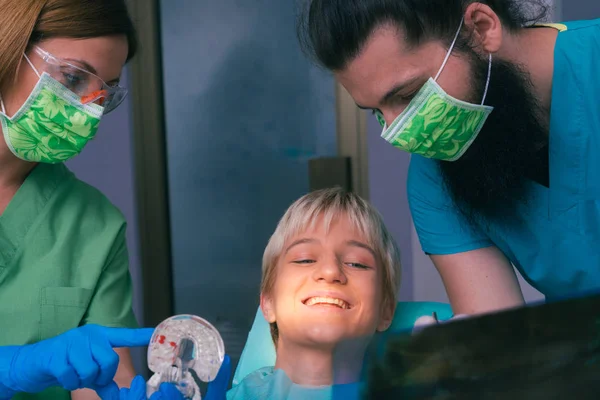 Young Female Male Dentists Showing Patient Ray Picture Her Teeth — Stock Photo, Image
