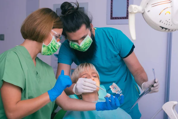 Jovens Dentistas Sexo Feminino Masculino Mostrando Sua Paciente Uma Imagem — Fotografia de Stock
