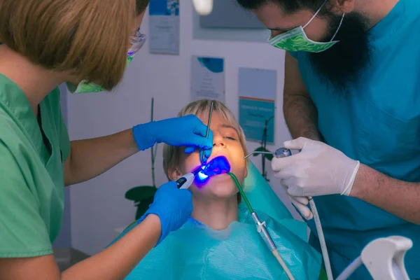 Närbild Tandundersökning Med Ultraviolett Ljus Kvinnlig Patient Tandläkarens Kontor — Stockfoto