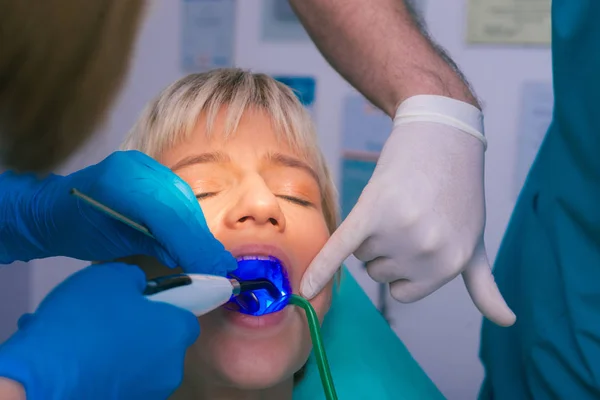 Exame Dentário Fechado Com Luz Ultravioleta Uma Paciente Sexo Feminino — Fotografia de Stock