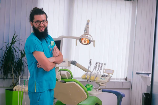 Positivo Sorridente Dentista Barbuto Piedi Nel Suo Studio Dentistico — Foto Stock