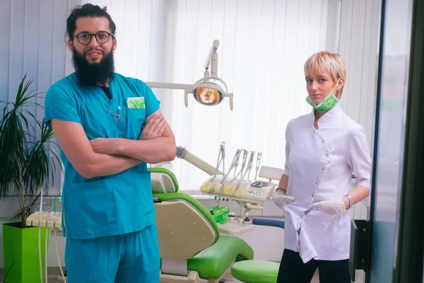 Dentiste Barbu Souriant Debout Avec Belle Jeune Collègue Dans Leur — Photo