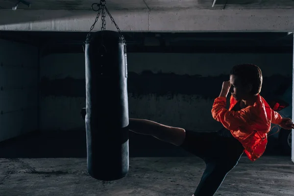 Joven Silueta Femenina Practicando Patada Alta Con Bolsa Boxeo Dentro — Foto de Stock