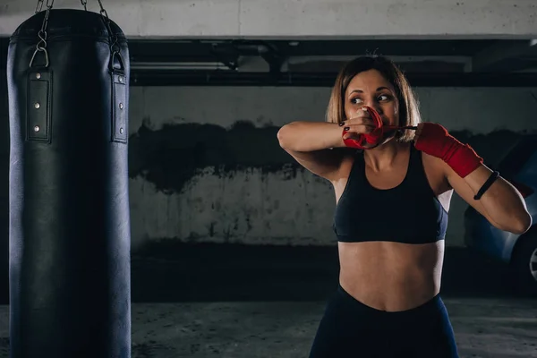 Joven Hermosa Hembra Preparando Sus Vendajes Para Patear Bolsa Boxeo — Foto de Stock