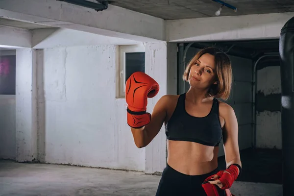 魅力的な女性は赤いボクシングの手袋を着用し 訓練のための準備 — ストック写真