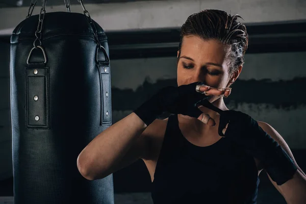 Imagem Jovem Mulher Focada Preparando Suas Ligaduras Pretas Para Boxe — Fotografia de Stock