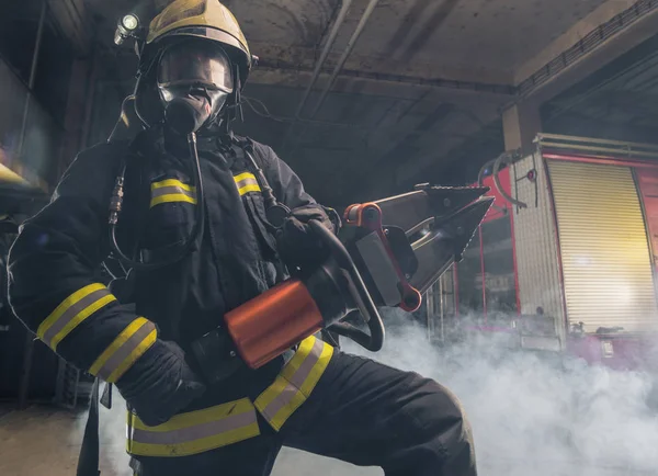 Retrato de un valiente bombero de confianza que lleva el vestido completo. —  Fotos de Stock