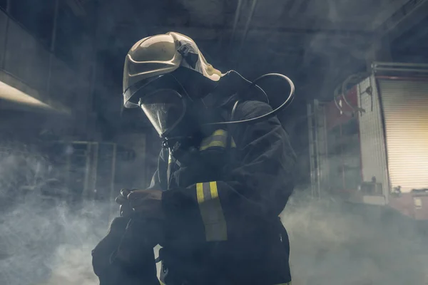 Ritratto di un vigile del fuoco che indossa dei pompieri che indossano dei buoi — Foto Stock