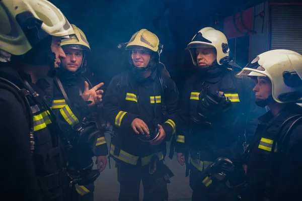Grupo de bomberos del departamento de bomberos que organizan el plan de acción f —  Fotos de Stock