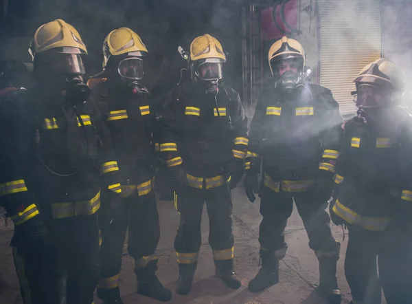 Retrato Del Grupo Bomberos Medio Del Humo Del Extintor —  Fotos de Stock