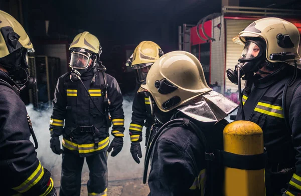 Groupe Pompiers Service Incendie Vérifiant Leur Équipement Masque Gaz — Photo gratuite
