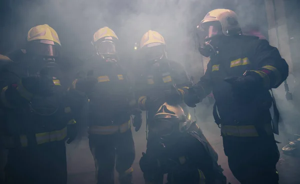 Equipo Bomberos Parado Medio Del Humo Del Extintor Dentro Del —  Fotos de Stock