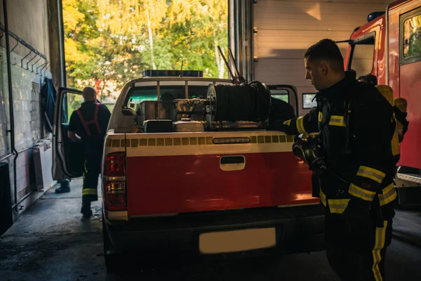 Caminhão do motor de incêndio estacionado dentro da garagem dos bombeiros — Fotografia de Stock