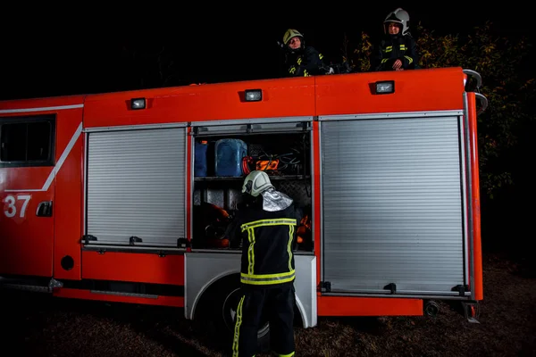 Bombeiros se preparando para uma operação — Fotografia de Stock