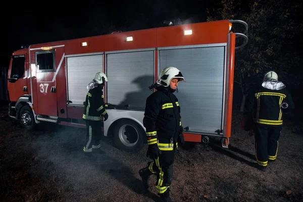 Bombeiros se preparando para uma operação — Fotografia de Stock