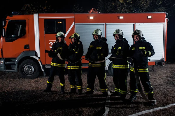 Bomberos Preparándose Durante Una Intervención Contra Incendios —  Fotos de Stock