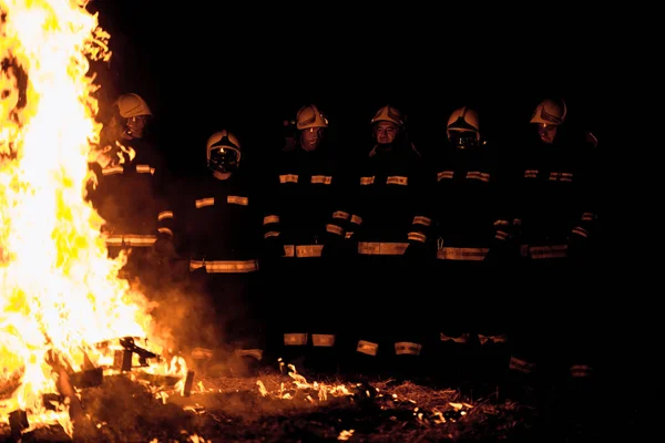 Zespół straży pożarnej w pracy — Zdjęcie stockowe
