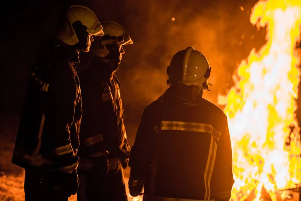 Załoga straży pożarnej w akcji — Zdjęcie stockowe