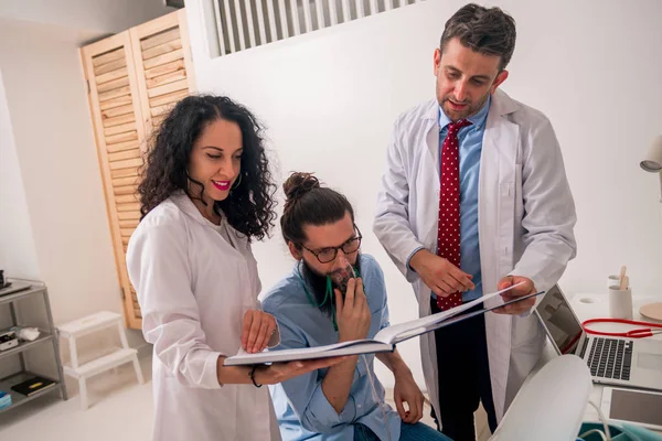 Paciente hipster teniendo un ataque de asma en el consultorio médico —  Fotos de Stock