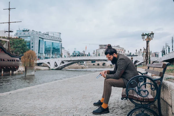 Bonito Homem Confiante Vestido Com Roupas Estilo Moderno Beira Rio — Fotografia de Stock